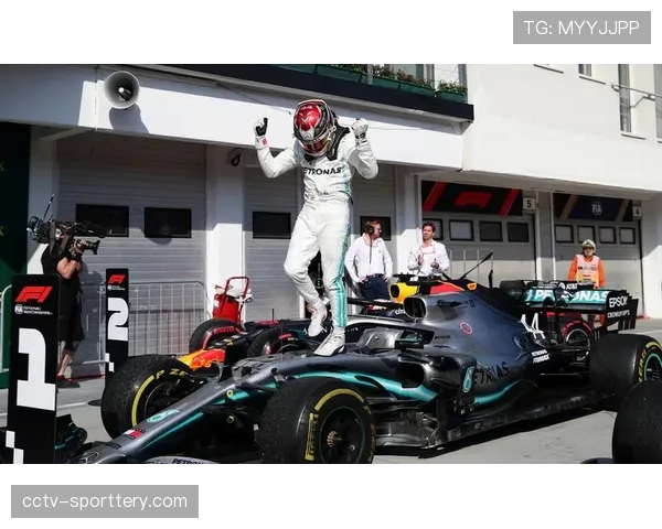 场边：汉密尔顿在车手巡游中与年轻车迷互动，赠送签名手套